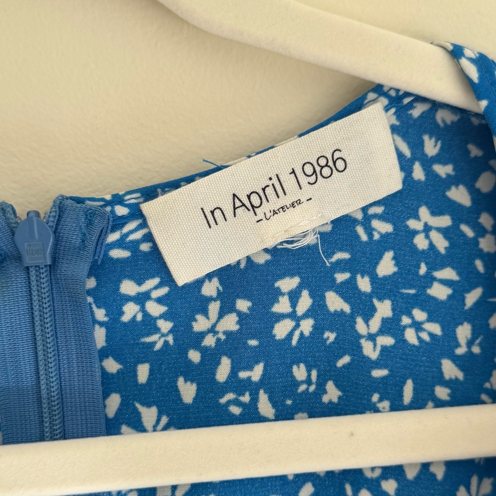 In April 1986 Blue Floral Flutter Sleeve Romper (Estimated XS/S) - Picture 4 of 6